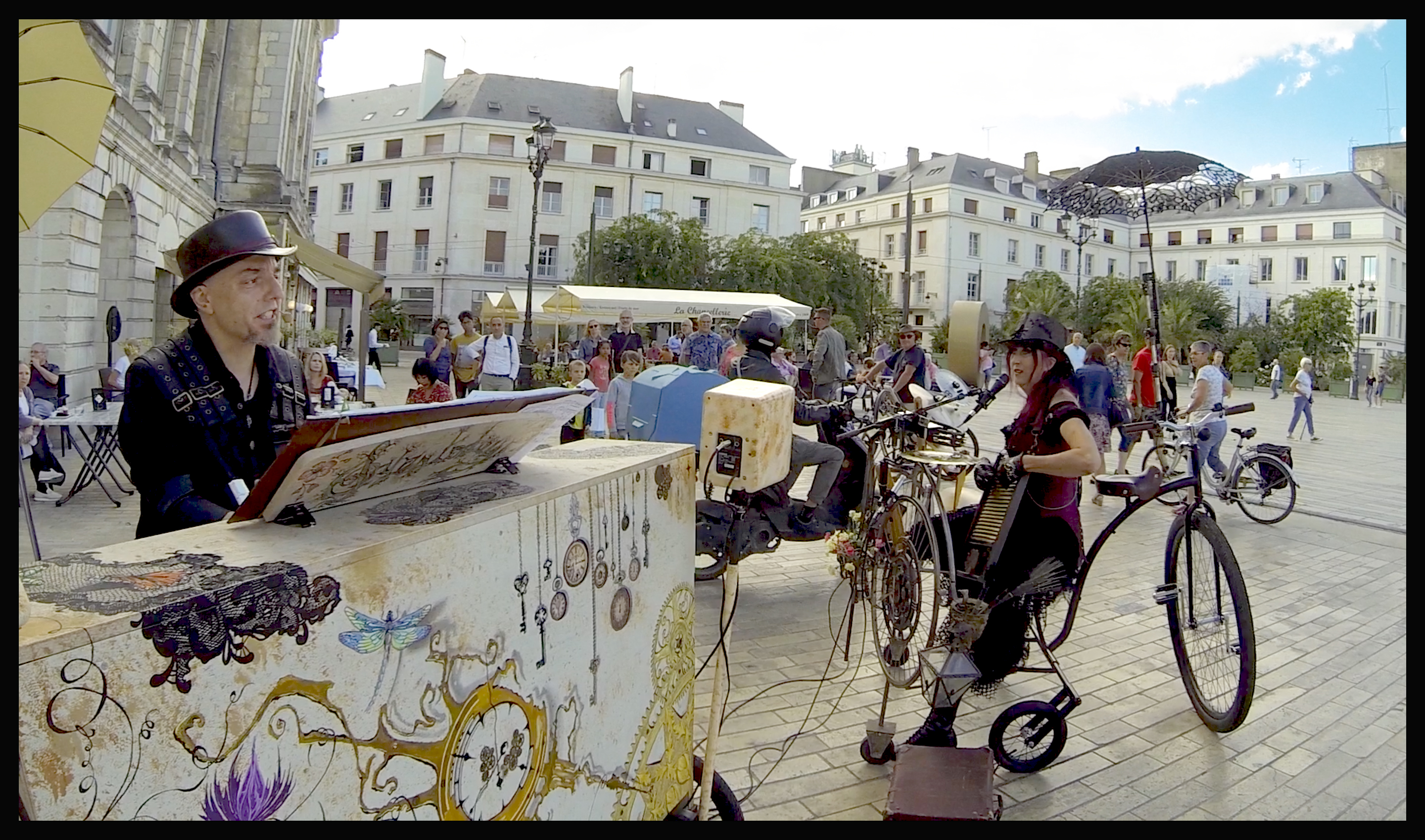 Yestoday en déambulation place du Martroi